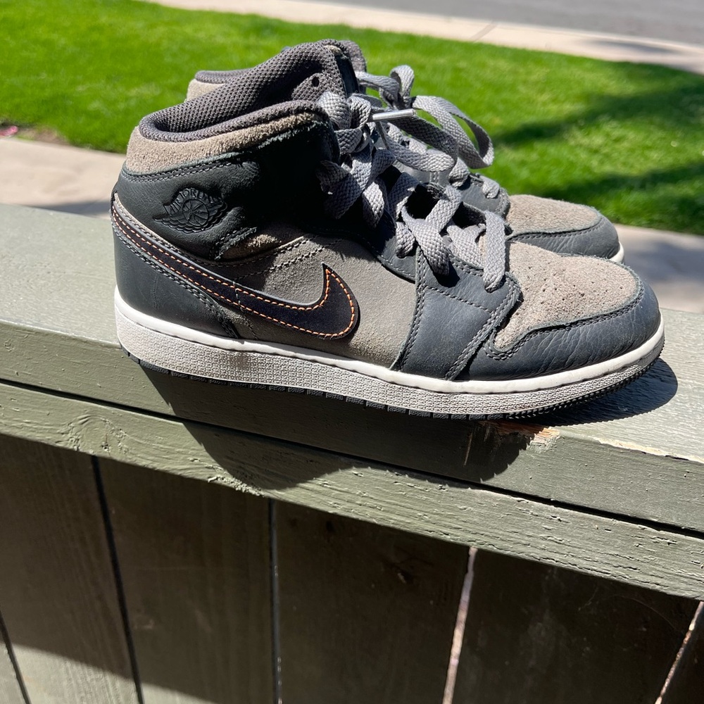 Jordan 1 Mid SE